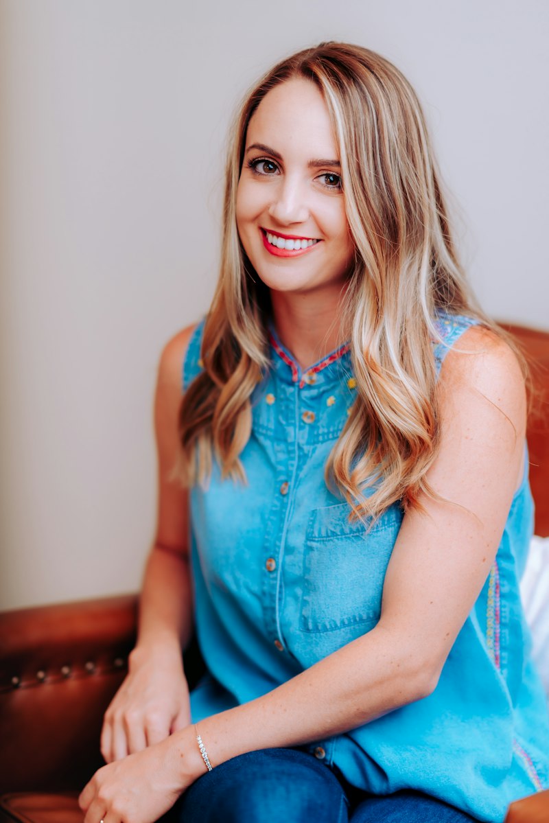 Photo d'illustration : balayage blond lumineux sur cheveux longs