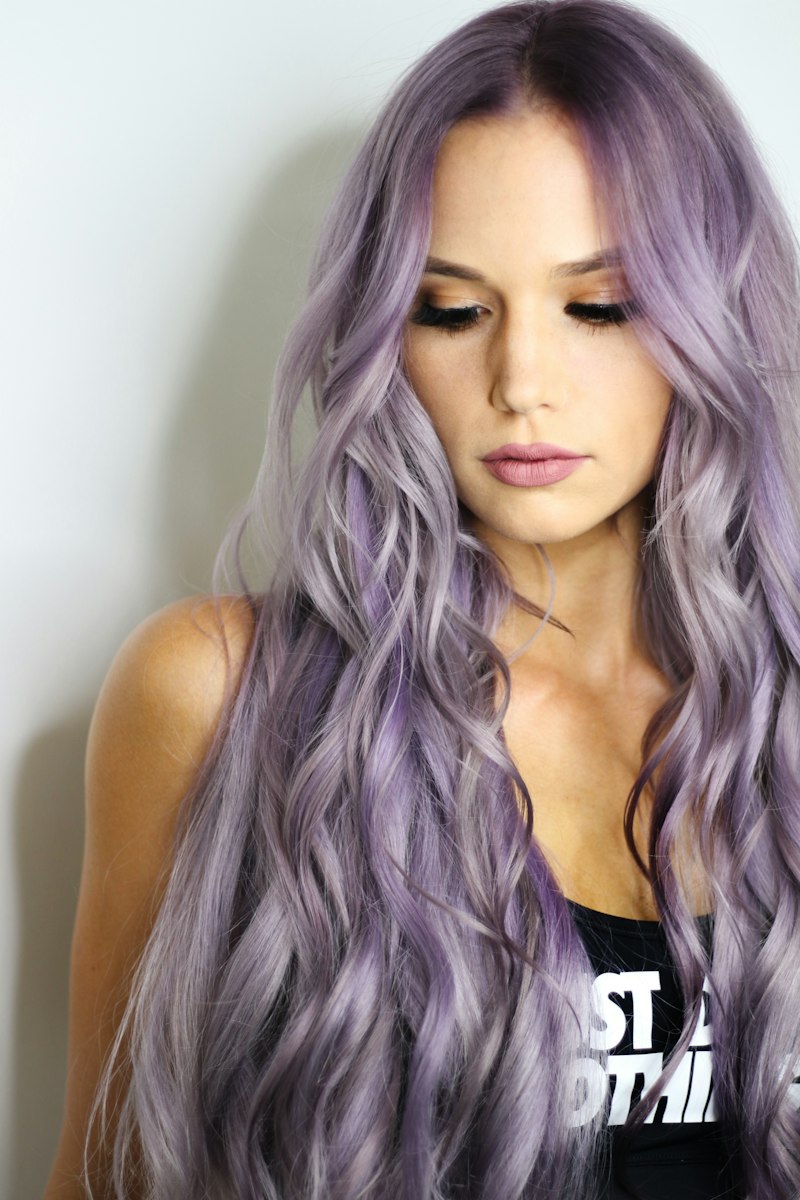 Photo d'illustration : longue chevelure colorée en lilas